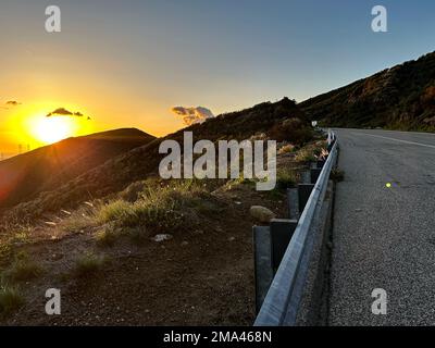 Santa Barbara, Kalifornien, USA 14. Januar 2023. Der Highway 154, auch bekannt als San Marcos Pass Road, die Santa Barbara und Santa Ynez/Solvang ''' Süd- und Zentralkalifornien ''' verbindet, wurde wegen Überschwemmungen und Erdrutschen zehn Tage lang geschlossen, wurde aber am 18. Januar kurz vor Sonnenuntergang wieder eröffnet. (Kreditbild: © Amy Katz/ZUMA Press Wire) NUR REDAKTIONELLE VERWENDUNG! Nicht für den kommerziellen GEBRAUCH! Stockfoto