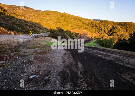 Santa Barbara, Kalifornien, USA 14. Januar 2023. Der Highway 154, auch bekannt als San Marcos Pass Road, die Santa Barbara und Santa Ynez/Solvang ''' Süd- und Zentralkalifornien ''' verbindet, wurde wegen Überschwemmungen und Erdrutschen zehn Tage lang geschlossen, wurde aber am 18. Januar kurz vor Sonnenuntergang wieder eröffnet. (Kreditbild: © Amy Katz/ZUMA Press Wire) NUR REDAKTIONELLE VERWENDUNG! Nicht für den kommerziellen GEBRAUCH! Stockfoto