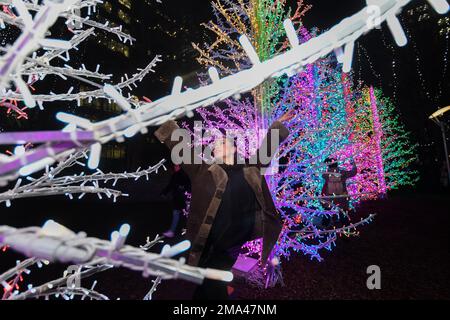 London, Großbritannien, 18. Januar 2023, Canary Wharf Winterbeleuchtung ist seit 7. Jahren zurück. Mit 22 Lichtinstallationen rund um Canary Wharf. Das Licht ist bis zum 28. Januar 2022 an. Lokale Ballerina Molly posiert mit den Lichtern, Andrew Lalchan Photography/Alamy Live News Stockfoto