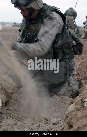 Ein US-Marinekorps (USMC) mit dem Regimental Combat Team 7 (RCT-7) gräbt sich während der Offensive zur Unterstützung der Operation Al Fajr ein, die die FREIHEIT der Operation IRAQI unterstützt. Operation/Serie: IRAKISCHE FREIHEITSBASIS: Fallujah Staat: Al Anbar Land: Irak (IRQ) Stockfoto