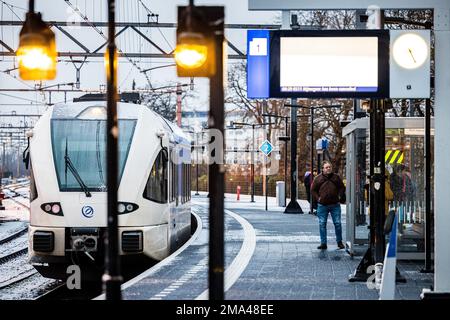 VENLO - Passagiere am Bahnhof Venlo warten vergeblich auf den Zug. Tausende von Busfahrern, Zugführern und Dirigenten im regionalen Verkehr haben ihre Arbeit nach gescheiterten Tarifverhandlungen eingestellt. ANP ROB ENGELAAR niederlande raus - belgien raus Stockfoto