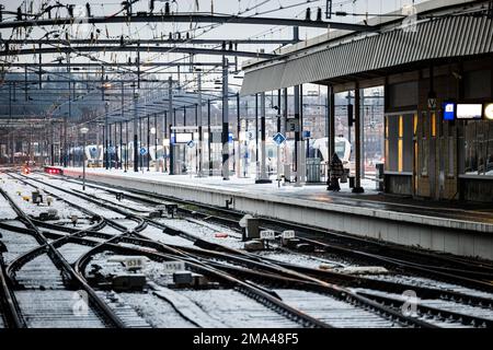 VENLO - Passagiere am Bahnhof Venlo warten vergeblich auf den Zug. Tausende von Busfahrern, Zugführern und Dirigenten im regionalen Verkehr haben ihre Arbeit nach gescheiterten Tarifverhandlungen eingestellt. ANP ROB ENGELAAR niederlande raus - belgien raus Stockfoto