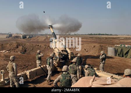 Das US Marine Corps (USMC) M-198 155mm Howitzer-Geschütztruppe aus 4. Bataillon, 14. Marines, Mike Battery, Waffe 4, von links nach rechts, GUNNERY Sergeant (GYSGT) Justin Grafton, Cannoneer Private First Class (PFC) Matthew Camp, Section CHIEF Sergeant (SGT) Mike Dasher, Cannoneer Lance Corporal (LCPL) Josh Rosenberger, Cannoneer Corporal (CPL) will McGee, MUNITIONSTEAM CHIEF CPL Jonathan Folayman und Cannathan LCPL. Marines in Camp Fallujah, Irak (IRQ), greifen feindliche Ziele an, um die Freiheit der Operation IRAQI zu unterstützen. Betrifft Operation/Serie: IRAKISCHE FREIHEITSBASIS: Camp Fallujah Staat: Al Anbar Countr Stockfoto