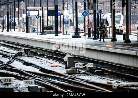 VENLO - Passagiere am Bahnhof Venlo warten vergeblich auf den Zug. Tausende von Busfahrern, Zugführern und Dirigenten im regionalen Verkehr haben ihre Arbeit nach gescheiterten Tarifverhandlungen eingestellt. ANP ROB ENGELAAR niederlande raus - belgien raus Stockfoto