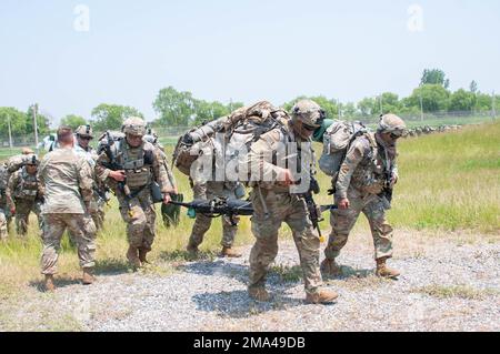 Soldaten des 1. Bataillons, 36. Infanterie-Regiment, führen am 24. Mai 2022 eine Übung zum Luftangriff auf dem Rodriguez Live Fire Complex, Republik Korea, durch. Die Übung bot der 1-36 Infanterie die Gelegenheit, ihre Fähigkeiten bei Luftangriffen zu validieren. Stockfoto