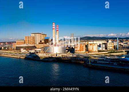 Luftaufnahme des Industriehafens Livorno, Porto di Livorno, einer der größten Seehäfen im Mittelmeer. Stockfoto