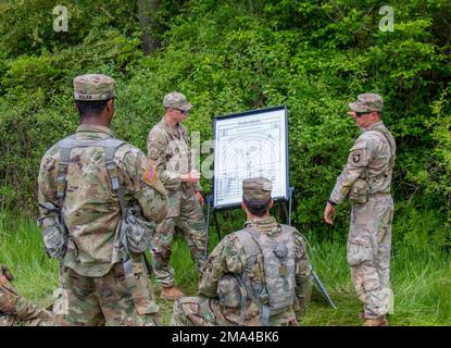 Staff Sergeant Logan Fishburn (rechts), ein Anführer der Waffentruppe und Sgt. Michael Tinsley (links), ein Anführer des Infanterieteams, mit 1. Bataillon, 187 Infanterieregiment, 3. Brigade Combat Team, 101. Airborne Division (Air Assault), geben den Kadetten mit der United States Military Academy eine Klasse über Reichskarten und Sektorenskizzen während des Kadettenführertrainings in West Point, 24. Mai 2022. Der Zweck der CLDT ist es, die Kadetten auf taktische Führungspositionen auf der Ebene des Zuges vorzubereiten. 101st, Luftangriff, ArmyWarriors, CST2022, Führung, Stockfoto
