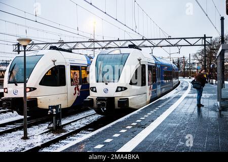 VENLO - Passagiere am Bahnhof Venlo warten vergeblich auf den Zug. Tausende von Busfahrern, Zugführern und Dirigenten im regionalen Verkehr haben ihre Arbeit nach gescheiterten Tarifverhandlungen eingestellt. ANP ROB ENGELAAR niederlande raus - belgien raus Stockfoto