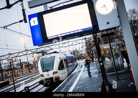 VENLO - Passagiere am Bahnhof Venlo warten vergeblich auf den Zug. Tausende von Busfahrern, Zugführern und Dirigenten im regionalen Verkehr haben ihre Arbeit nach gescheiterten Tarifverhandlungen eingestellt. ANP ROB ENGELAAR niederlande raus - belgien raus Stockfoto