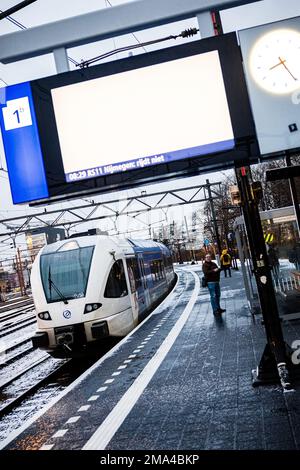 VENLO - Passagiere am Bahnhof Venlo warten vergeblich auf den Zug. Tausende von Busfahrern, Zugführern und Dirigenten im regionalen Verkehr haben ihre Arbeit nach gescheiterten Tarifverhandlungen eingestellt. ANP ROB ENGELAAR niederlande raus - belgien raus Stockfoto