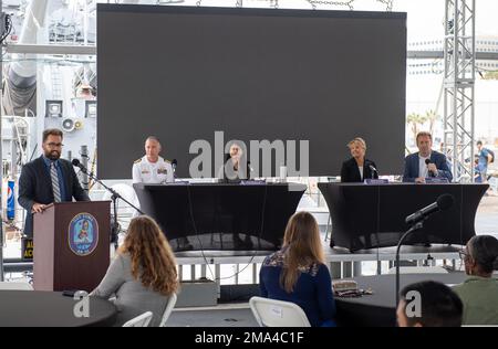 San Pedro, Kalifornien (24. Mai 2022) Gastredner der Los Angeles Fleet Week (LAFW) 2022 Education Roundtable stellen sich dem Publikum vor, bevor sie am 24. Mai 2022 im Schlachtschiff USS Iowa Museum in San Pedro, Kalifornien, über die Vorteile der STEM-Programme diskutieren. LAFW ist eine Gelegenheit für die amerikanische Öffentlichkeit, ihre Navy-, Marine Corps- und Küstenwacheteams zu treffen und Amerikas Seeservice zu erleben. Während der Flottenwoche nehmen Mitglieder des Dienstes an verschiedenen gemeinnützigen Veranstaltungen Teil, präsentieren der Gemeinde Fähigkeiten und Ausrüstung und genießen die Gastfreundschaft von Los Angeles und ITS Stockfoto