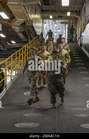 USA Marines und australische Verbindungsoffiziere der 13. Marine Expeditionary Unit und Royal Marine Commando Forces, British Royal Marines besichtigen das Amphibienschiff USS Makin Island (LHD 8) in San Diego, Kalifornien, 24. Mai 2022. Die Royal Marines führten vor der Entsendung eine Standortbefragung durch, um sich den MEU 13. bei ihrem bevorstehenden Einsatz anzuschließen und die starke Partnerschaft zwischen dem Vereinigten Königreich und den Vereinigten Staaten hervorzuheben. Stockfoto