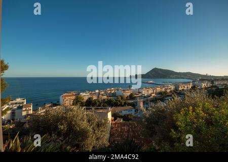 Panoramablick auf das Dorf Altea in Alicante in der goldenen Stunde des Tages, Sonnenuntergang mit Blick auf das Meer und die Berge. Stockfoto