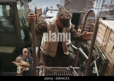 EIN US-AMERIKANISCHER Marines Corps Landing Support Specialist zugewiesen zum 1. Landing Support Battalion, Task Force Los Angeles, Boards Landing Craft, Utility 1627 von der USS Portland (LPD 27) während der Los Angeles Fleet Week, 24. Mai 2022. Der Zweck der Flottenwoche besteht darin, die Fähigkeiten des Navy-Marine-Corps-Teams zu demonstrieren und der Gemeinde mit Veranstaltungen, statischen Darstellungen und persönlichen Interaktionen zwischen den Mitgliedern des Militärs und der Öffentlichkeit etwas zurückzugeben. Stockfoto