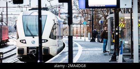 VENLO - Passagiere am Bahnhof Venlo warten vergeblich auf den Zug. Tausende von Busfahrern, Zugführern und Dirigenten im regionalen Verkehr haben ihre Arbeit nach gescheiterten Tarifverhandlungen eingestellt. ANP ROB ENGELAAR niederlande raus - belgien raus Stockfoto