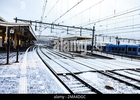 VENLO - Passagiere am Bahnhof Venlo warten vergeblich auf den Zug. Tausende von Busfahrern, Zugführern und Dirigenten im regionalen Verkehr haben ihre Arbeit nach gescheiterten Tarifverhandlungen eingestellt. ANP ROB ENGELAAR niederlande raus - belgien raus Stockfoto