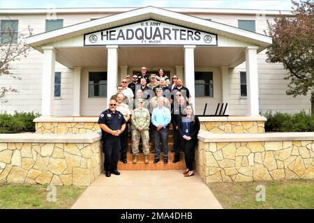 Teilnehmer an einer Veranstaltung zum Engagement der Community Leader für ein Foto vom 24. Mai 2022 vor dem Hauptquartier von Garrison in Fort McCoy, Wisconsin Mehr als ein Dutzend Gemeindeführer und lokale Strafverfolgungsbeamte aus Tomah, Sparta, Monroe County und anderen nahe gelegenen Gemeinden haben sich in Fort McCoy versammelt, um die Mission des Posts aus erster Hand zu sehen. Während ihres Besuchs erhielten die Führer der Gemeinde eine Rundfahrt durch die Anlage und machten Halt an der Combined Arms Collective Training Facility in South Post, an den Trainingsbereichen in North Post, im Gedenkbereich, im Garrison Headquarters und bei McCoy’s Comm Stockfoto