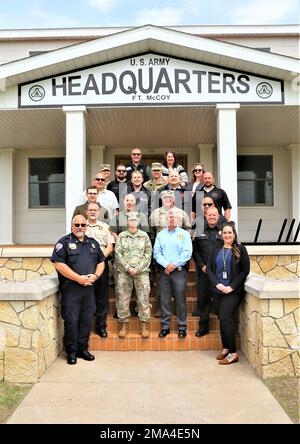 Teilnehmer an einer Veranstaltung zum Engagement der Community Leader für ein Foto vom 24. Mai 2022 vor dem Hauptquartier von Garrison in Fort McCoy, Wisconsin Mehr als ein Dutzend Gemeindeführer und lokale Strafverfolgungsbeamte aus Tomah, Sparta, Monroe County und anderen nahe gelegenen Gemeinden haben sich in Fort McCoy versammelt, um die Mission des Posts aus erster Hand zu sehen. Während ihres Besuchs erhielten die Führer der Gemeinde eine Rundfahrt durch die Anlage und machten Halt an der Combined Arms Collective Training Facility in South Post, an den Trainingsbereichen in North Post, im Gedenkbereich, im Garrison Headquarters und bei McCoy’s Comm Stockfoto