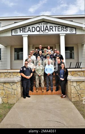 Teilnehmer an einer Veranstaltung zum Engagement der Community Leader für ein Foto vom 24. Mai 2022 vor dem Hauptquartier von Garrison in Fort McCoy, Wisconsin Mehr als ein Dutzend Gemeindeführer und lokale Strafverfolgungsbeamte aus Tomah, Sparta, Monroe County und anderen nahe gelegenen Gemeinden haben sich in Fort McCoy versammelt, um die Mission des Posts aus erster Hand zu sehen. Während ihres Besuchs erhielten die Führer der Gemeinde eine Rundfahrt durch die Anlage und machten Halt an der Combined Arms Collective Training Facility in South Post, an den Trainingsbereichen in North Post, im Gedenkbereich, im Garrison Headquarters und bei McCoy’s Comm Stockfoto