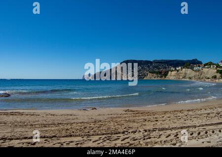 Costa Blanca Strand in der kleinen Stadt Calpe in der Provinz Alicante mit dem Mittelmeer unter einem wunderschönen sonnigen Himmel Stockfoto