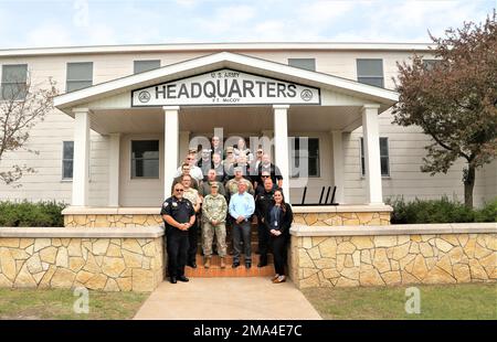 Teilnehmer an einer Veranstaltung zum Engagement der Community Leader für ein Foto vom 24. Mai 2022 vor dem Hauptquartier von Garrison in Fort McCoy, Wisconsin Mehr als ein Dutzend Gemeindeführer und lokale Strafverfolgungsbeamte aus Tomah, Sparta, Monroe County und anderen nahe gelegenen Gemeinden haben sich in Fort McCoy versammelt, um die Mission des Posts aus erster Hand zu sehen. Während ihres Besuchs erhielten die Führer der Gemeinde eine Rundfahrt durch die Anlage und machten Halt an der Combined Arms Collective Training Facility in South Post, an den Trainingsbereichen in North Post, im Gedenkbereich, im Garrison Headquarters und bei McCoy’s Comm Stockfoto