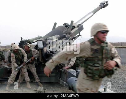 US Marine Corps (USMC) M-198 155mm Howitzer Gun Crew aus Fox Battery, 7. Field Artillery, Feuerkorps, hat während einer Feuerübung auf der vorderen Operationsbasis (FOB) Salerno, Afghanistan (AFG), die Operation DAUERHAFTE FREIHEIT unterstützt. Gegenstand Operation/Serie: DAUERHAFTE FREIHEITSBASIS: Vorwärtsgerichtete Einsatzbasis Salerno Staat: Khowst-Land: Afghanistan (AFG) Stockfoto