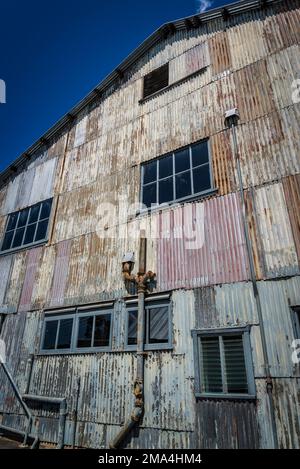 Verlassenes Industriebau mit Wellblechverkleidung, Sydney, NSW, Australien Stockfoto