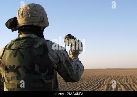 Ein US Marine Corps (USMC) Marine, Sicherheitsbattalion (BN), 3. Marine Aircraft Wing (MAW) hält ein Fernglas, während er während der Operation IRAQI FREEDOM eine Außenpatrouille durchführt, die nach feindlichen Aufständischen rund um Al Asad, Al Anbar, Irak, sucht. (Doppeltes Bild, siehe auch DMSD0604169 oder suchen Sie nach 041202M3988H026). Basis: Al Asad Staat: Al Anbar Land: Irak (IRQ) Stockfoto