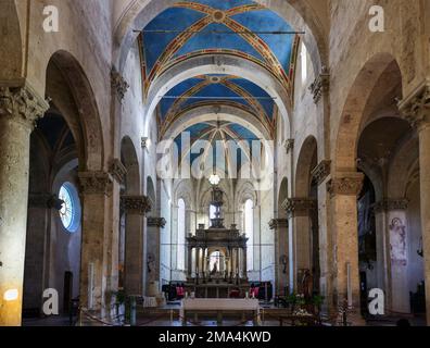 Massa Marittima, Italien - 11. September 2022: Innenraum der Kathedrale des Heiligen Cerbonius in Massa Marittima. Italien Stockfoto