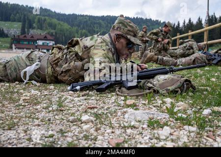 US-Soldaten, die in Italien stationiert sind, stellen Navigationsraster auf die 2022 USA Army Southern European Task Force, Africa Best Warrior Competition auf Caserma Del DIN 25. Mai 2022. Der Wettbewerb erstreckt sich über vier körperlich und geistig anstrengende Tage, an denen die Teilnehmer auf eine Vielzahl taktischer und technischer Fähigkeiten getestet werden, während sie um den besten Krieger kämpfen. Sechs Truppen und 38 einzelne Soldaten aus neun Einheiten treten an, um die Soldaten "südlich der Alpen" zu vertreten. Stockfoto