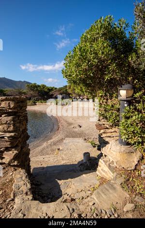 Privater Strand eines Luxushauses im Fischerdorf Cadaques an der spanischen Costa Brava, umgeben von viel Überwachung und Natur. Stockfoto