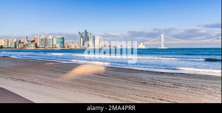 Panoramablick auf die Küstenstadt Busan, Blick auf den Strand mit Gwangandaegyo- oder Diamond-Brücke im Hintergrund. Südkorea Stockfoto