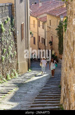 Massa Marittima, Italien - 11. September 2022: Steile und schmale Straße in der Altstadt von Massa Marittima, Italien Stockfoto