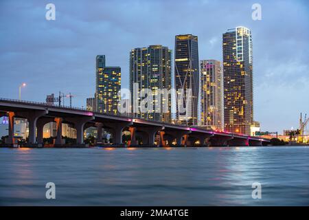 Nach Miami. Bayside miami Downtown hinter MacArthur Causeway, gedreht vom Venetian Causeway, Nacht. Stockfoto