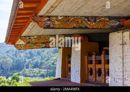 Balken, dekoriert von bunten Riesendrachen, Punakha Dzong, Bhutan. Stockfoto