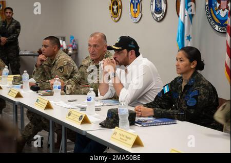 USA Oberst Carl Hennemann (ganz links), Befehlshaber der Unterstützungsaktion der Armee, Oberst Steven Gventer (Mitte links), Befehlshaber der Gemeinsamen Task Force-Bravo, Verteidigungsminister Honduras José Manuel Zelaya (Mitte), Und Oberstleutnant Sidia Lara (rechts), Befehlshaber des Luftwaffenstützpunktes Soto Cano, spricht darüber, wie US-amerikanische und honduranische Partner an der gemeinsamen Installation arbeiten. Die US-Militäreinheiten am Luftwaffenstützpunkt Soto Cano beschäftigen eine große Belegschaft in Hondura, wodurch regionale wirtschaftliche Chancen gestärkt werden und die Zusammenarbeit mit lokalen zivilen und militärischen Führern zur Stärkung der Fähigkeiten und Partnerschaften gefördert wird. Stockfoto