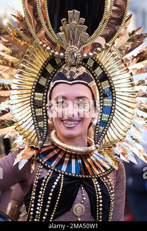 Madrid, Spanien. 18. Januar 2023. Eine Frau in Karnevalskostüm nimmt an der Parade der Präsentation der Karnevalsfestlichkeiten der Stadt Torrevieja Teil, die von der FITUR Tourismusmesse in der Preciados Straße von Madrid organisiert wird. Kredit: SOPA Images Limited/Alamy Live News Stockfoto