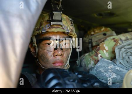 Ein Soldat aus der 1. Briagde, 1. Panzerdivision, steigt in einen UH-60m Blackhawk Helicopter Battalion 2-2 zur Unterstützung der Warrior Ready Strike Training Übung. Stockfoto