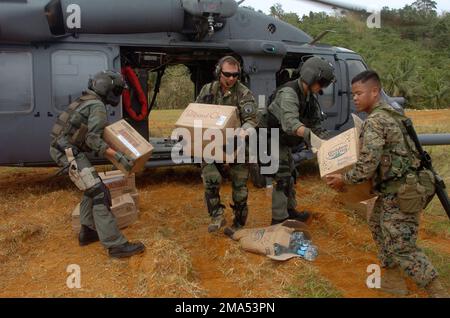 041216-F-1740G-006. [Complete] Scene Caption (Bildunterschrift): (Von links nach rechts), USA Air Force FLIEGER First Class Jeff Layton, TECH. SGT. Nick McCaskill und TECHNIK. SGT. James Karmann, alle Mitglieder der 33. Rettungsschwadron, des Luftwaffenstützpunkts Kadena, Japan, und eines US Marine Corps (USMC) Marine entladen während der Taifun-Hilfseinsätze am 16. Dezember 2006 Wasserkisten aus einem 33. RQS HH-60 Pavehawk Hubschrauber in der Stadt General Nakar, Provinz Quezon, Philippinen. Auf den Philippinen befinden sich etwa 600 US-Militärtruppen, die den Bewohnern der Provinz Quezon, wo Widesp, humanitäre Hilfe und Katastrophenhilfe leisten Stockfoto