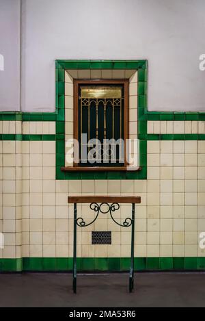 Alter Ticketschalter im Bahnhof St. James, ein denkmalgeschützter U-Bahn-Bahnhof am City Circle, Sydney, NSW, Australien Stockfoto