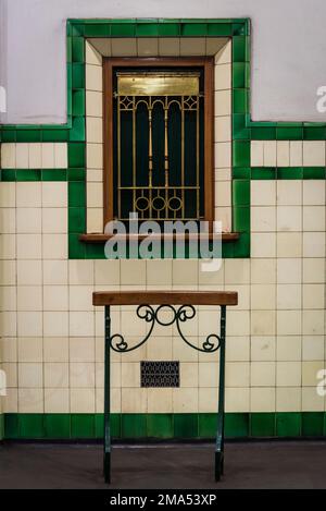 Alter Ticketschalter im Bahnhof St. James, ein denkmalgeschützter U-Bahn-Bahnhof am City Circle, Sydney, NSW, Australien Stockfoto