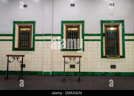 Alter Ticketschalter im Bahnhof St. James, ein denkmalgeschützter U-Bahn-Bahnhof am City Circle, Sydney, NSW, Australien Stockfoto