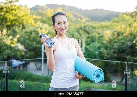 Die Yoga-Übung der jungen Frau Stockfoto