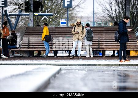 VENLO - Passagiere am Busbahnhof Venlo warten vergeblich auf den Bus. Tausende von Busfahrern, Zugführern und Dirigenten im regionalen Verkehr haben ihre Arbeit nach gescheiterten Tarifverhandlungen eingestellt. ANP ROB ENGELAAR niederlande raus - belgien raus Stockfoto