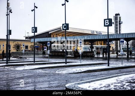 VENLO - Passagiere am Busbahnhof Venlo warten vergeblich auf den Bus. Tausende von Busfahrern, Zugführern und Dirigenten im regionalen Verkehr haben ihre Arbeit nach gescheiterten Tarifverhandlungen eingestellt. ANP ROB ENGELAAR niederlande raus - belgien raus Stockfoto