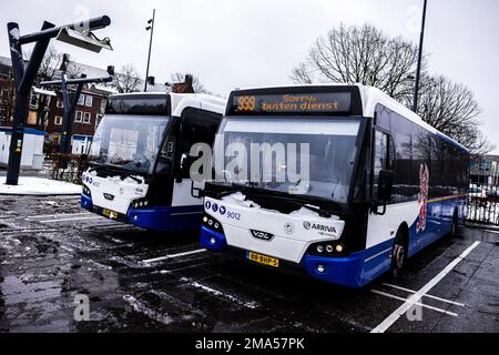 VENLO - Ein Bus, der an der Bushaltestelle in Venlo außer Betrieb ist, wartet vergeblich auf den Bus. Tausende von Busfahrern, Zugführern und Dirigenten im regionalen Verkehr haben ihre Arbeit nach gescheiterten Tarifverhandlungen eingestellt. ANP ROB ENGELAAR niederlande raus - belgien raus Stockfoto