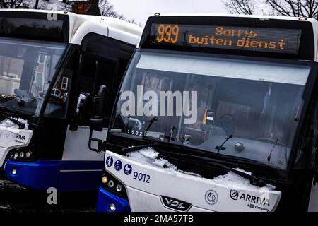 VENLO - Ein Bus, der an der Bushaltestelle in Venlo außer Betrieb ist, wartet vergeblich auf den Bus. Tausende von Busfahrern, Zugführern und Dirigenten im regionalen Verkehr haben ihre Arbeit nach gescheiterten Tarifverhandlungen eingestellt. ANP ROB ENGELAAR niederlande raus - belgien raus Stockfoto