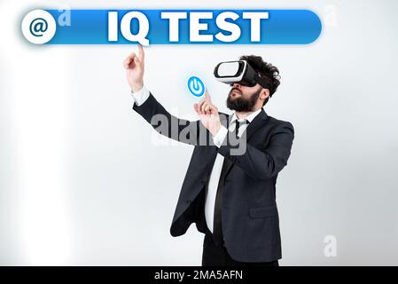 Schreiben mit angezeigtem Text IQ-Test. Ein Wort für den Versuch, Ihre kognitive Fähigkeit zu messen, menschliche Intelligenz zu beurteilen Stockfoto