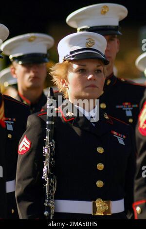 US Marine Corps (USMC) Corporal (CPL) Kristen Turner, ein Klarinettspieler der Marine Division Band 1., tritt beim jährlichen Turnier von Roses Parade Pasadena, Kalifornien (CA) auf. Basis: San Diego Staat: Kalifornien (CA) Land: Vereinigte Staaten von Amerika (USA) Stockfoto