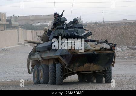 Ein leichtes gepanzertes Fahrzeug (LAV) des US Marine Corps (USMC), das von der 3. Leichten gepanzerten Aufklärung (3. LAR), 1. Marine Division stammt, führt während einer Patrouille durch die Stadt Ar Rutbah, Irak (IRQ), hintere Sicherheitsaufgaben durch und unterstützt 4. Civil Affairs Group in Ar Rutbah während der Operation IRAQI FREEDOM. Operation/Serie: IRAKISCHE FREIHEITSBASIS: AR Rutbar Staat: Al Anbar Land: Irak (IRQ) Stockfoto